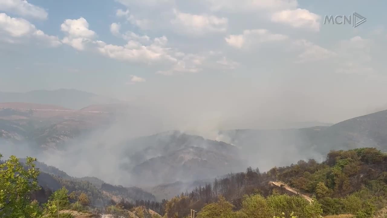 15 banesa të djegura në Poliçan / Banorët: Mundësia e vetme, ndërhyrja nga ajri (VIDEO)