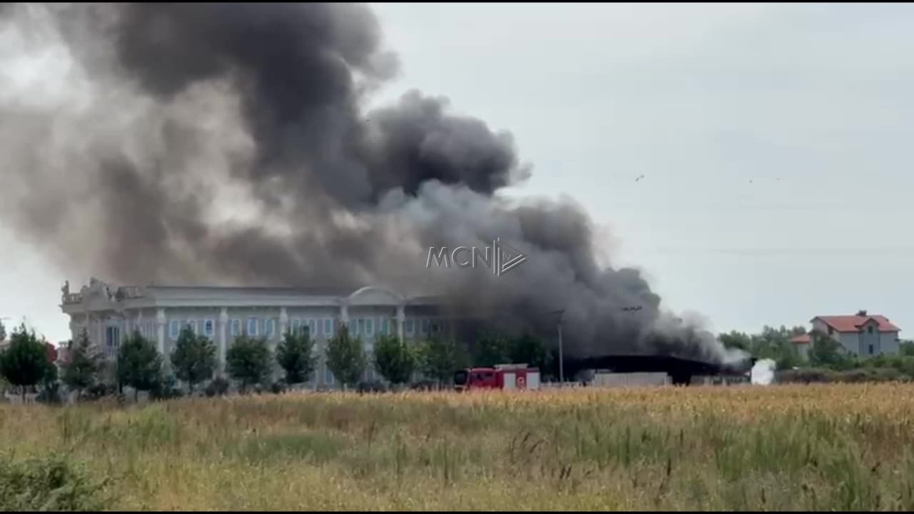 Zjarri përfshin sipërfaqe me shkurre në autostradën Lezhë–Milot, digjet pjesërisht lokali i dasmave (VIDEO)