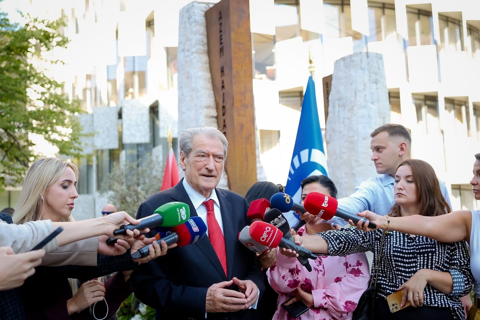 Përkujtohet Azem Hajdari/ Berisha: Sot pluralizmi është i shtypur, do luftojnë për kthimin e votës së lirë