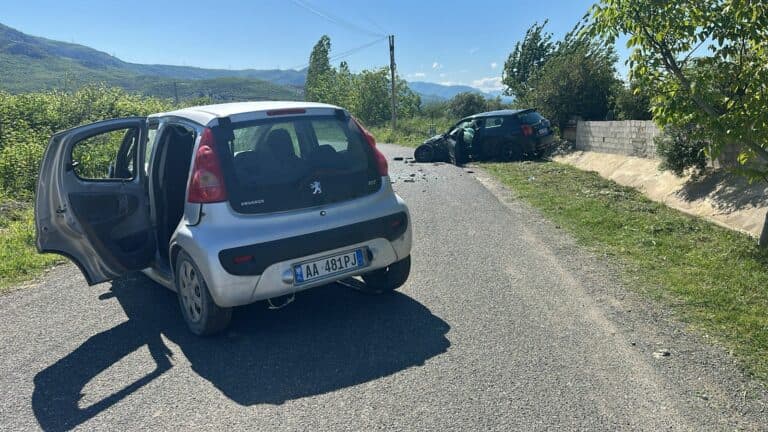 Aksident në aksin Kallmet-Lezhë/ Plagoset drejtuesja e mjetit dhe pasagjerja