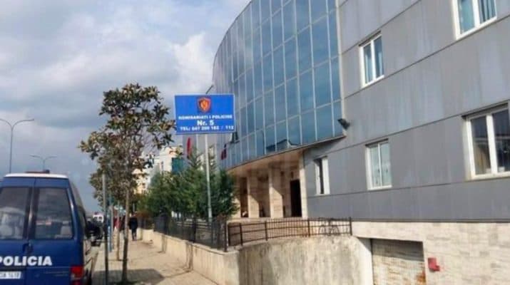 Kishin konflikt me të birin/ Morën peng 56-vjeçarin për disa orë, në kërkim dy të rinj në Tiranë