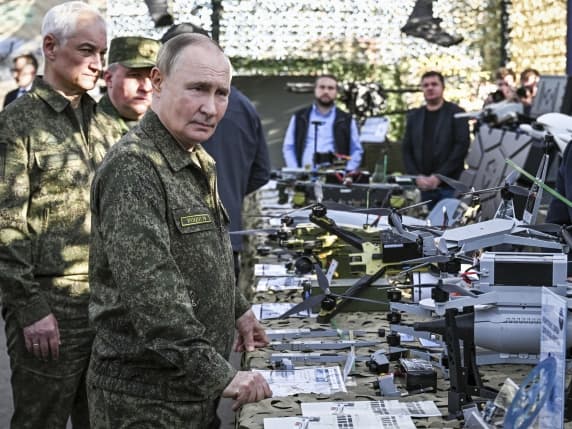 Putin me uniformë në stërvitje, teston super-syzet e tij (VIDEO)