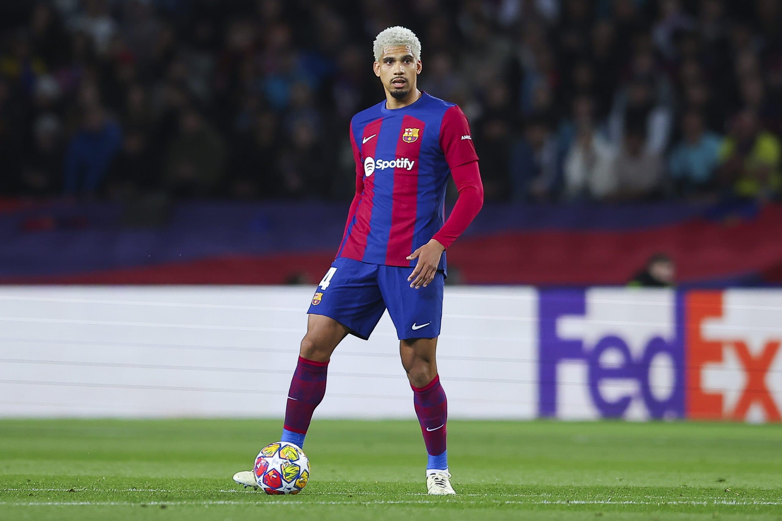 Sfidë në Premier League për Ronald Araujo