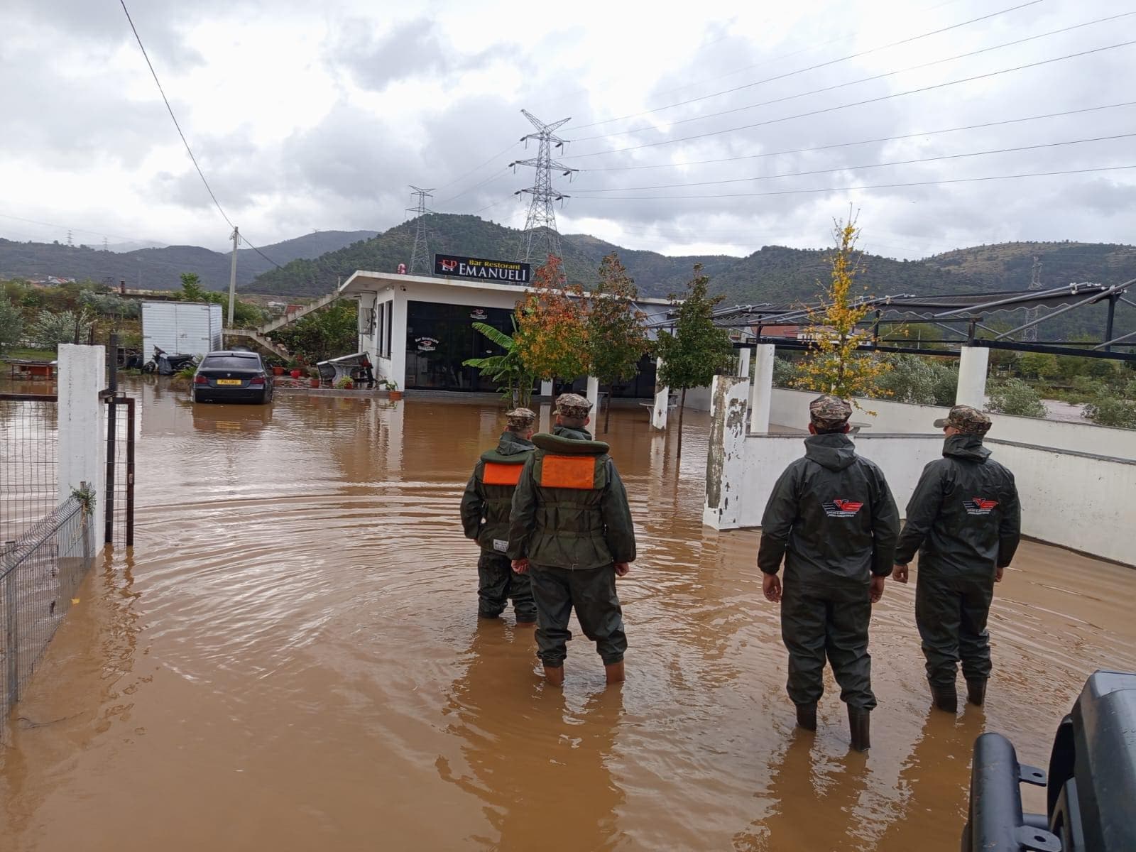 Moti i keq/ Mbrojtja Civile: Situata drejt përmirësimit, vijon pastrimi i akseve rrugëve