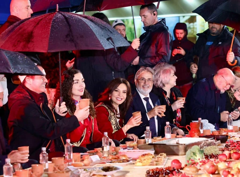 “Sofra e Pavarësisë” bashkon Shqipërinë dhe Kosovën në një mbrëmje festive në Shkodër