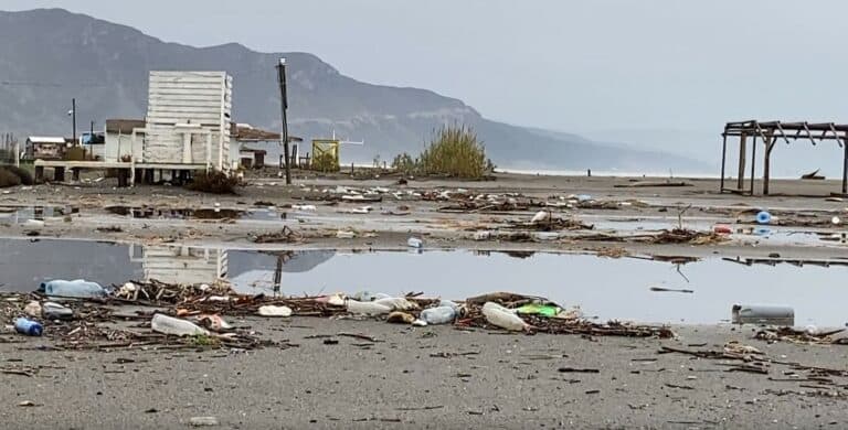 Mbetjet plastike në det/ Në Velipojë nis aksioni për pastrimin e brezit ranor