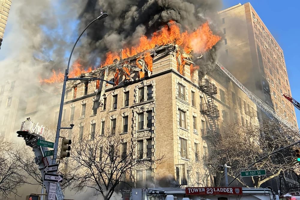VIDEO/ Flakë të fuqishme përfshijnë një ndërtesë banimi në Manhattan: Autoritetet u bëjnë thirrje qytetarëve të shmangin zonën