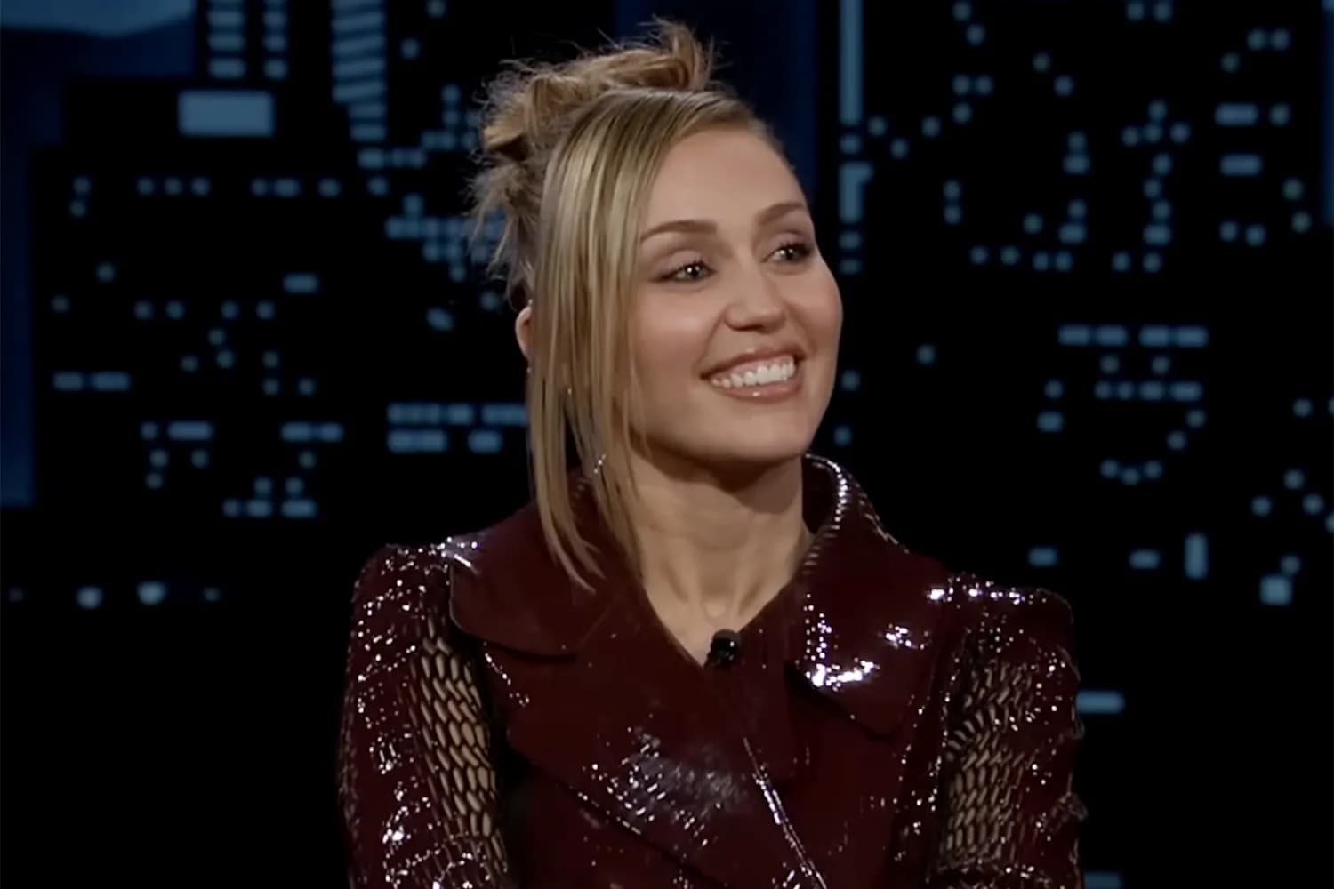 VIDEO/ Miley Cyrus tregon se u fejua me Maxx Morando për ta ndihmuar me fobinë e saj të pazakontë ndaj letrës