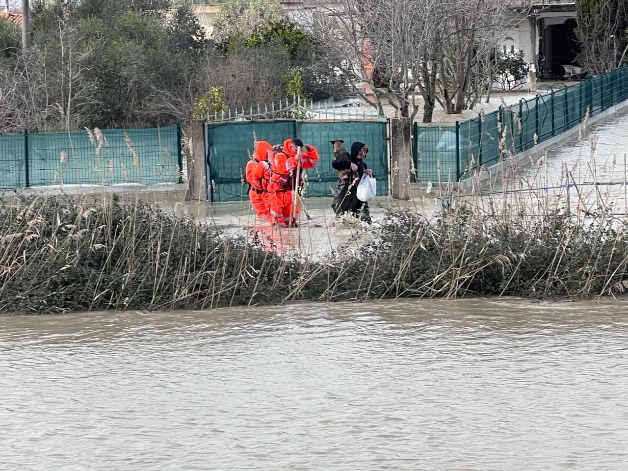 Mbrojtja Civile: Toka bujqësore ende nën ujë në qarqet Shkodër dhe Lezhë