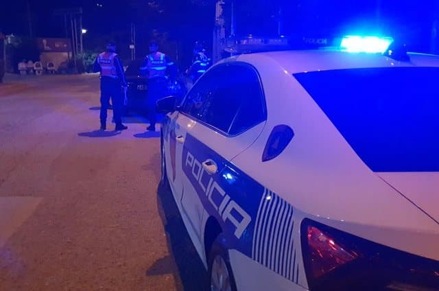 Dy kushërinj plagosin me armë zjarri 45-vjeçarin në Kodër Shijak, në kërkim nga policia