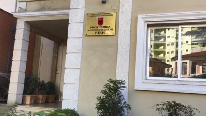 U merrte para qytetarëve duke iu premtuar zgjidhje të shpejtë të çështjeve, dërgohet për gjykim avokatja e rremë në Fier