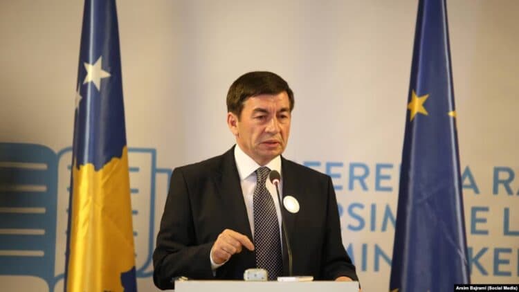 Akademiku dhe ish-hartuesi i Kushtetutës së Kosovës, Arsim Bajrami, shpall kandidaturën për president