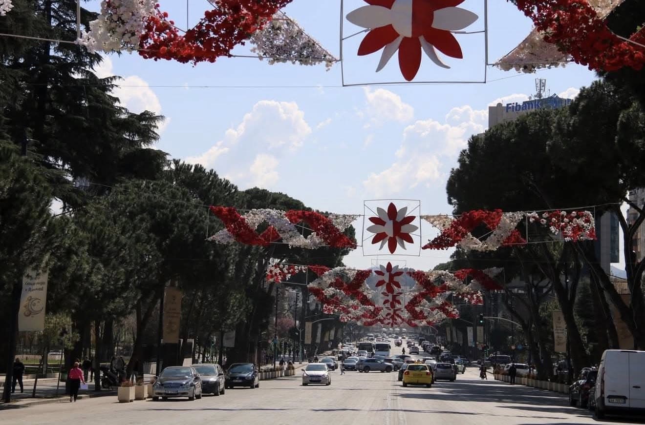 Dita e Verës në Tiranë/ Ja rrugët e bllokuara dhe deri kur zgjasin kufizimet e qarkullimit
