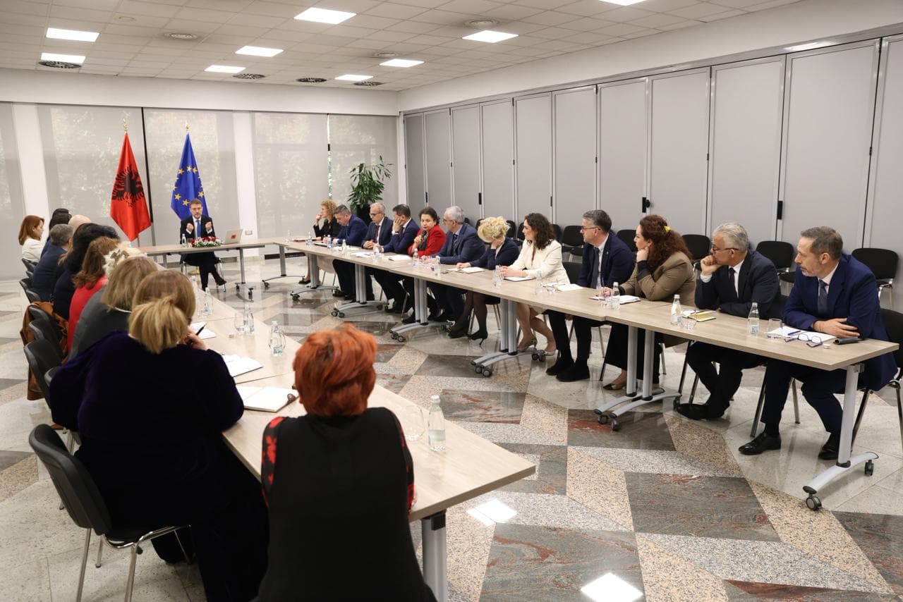 Situata në Lindjen e Mesme/ Hoxha mbledh shtabin e posaçëm: Siguria e shtetasve shqiptarë, përparësi absolute
