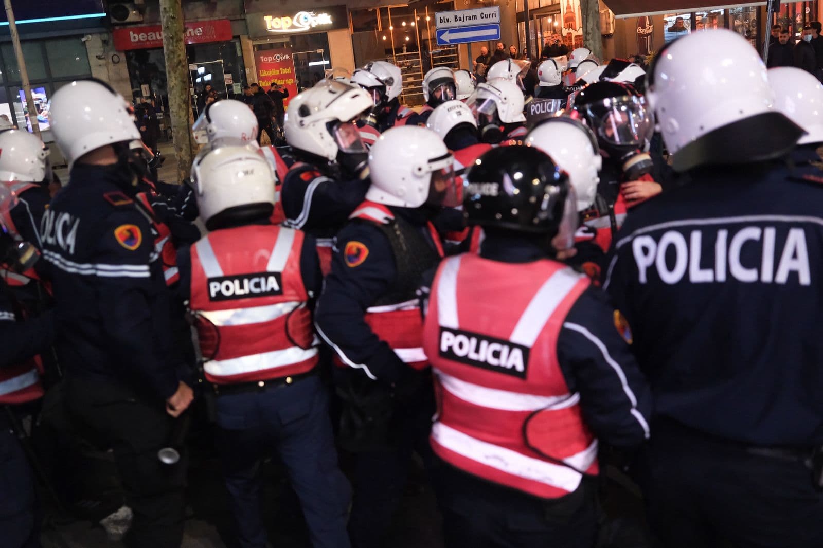 Protesta e opozitës, policia: U lënduan 6 efektivë