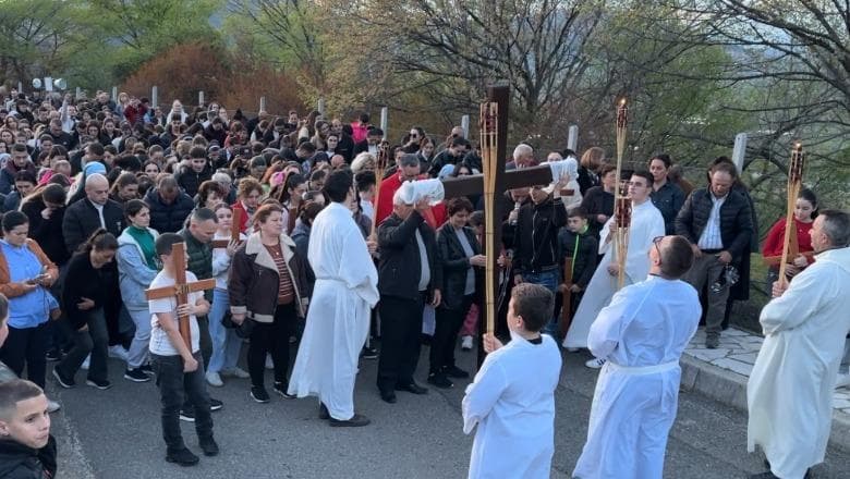 Katolikët kremtojnë Udhën e Kryqit, dhjetëra besimtarë iu bashkuan ritualit fetar