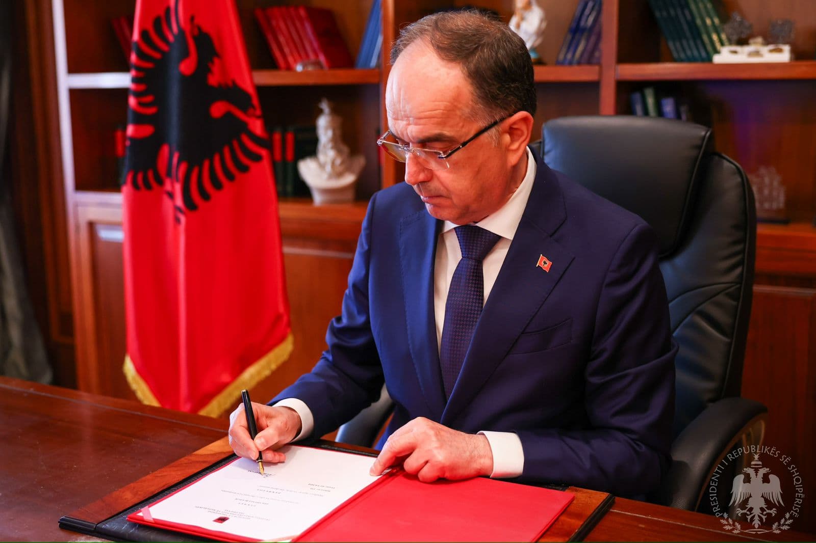 Begaj dekreton lirimin nga detyra të pesë ambasadorëve, emëron dy të rinj