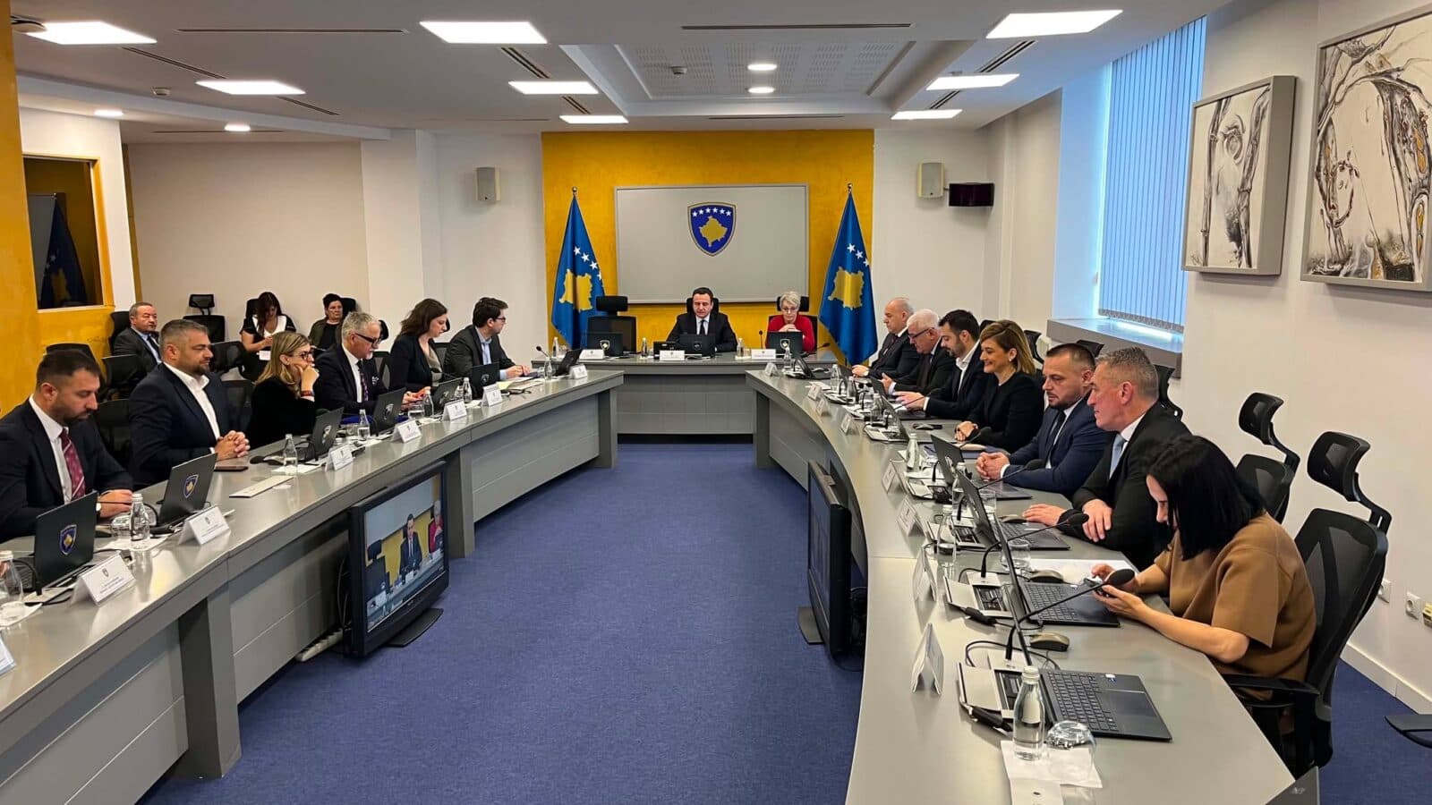 Në prag të zgjedhjeve/ Qeveria e Kosovës rrit shtesat për lehonat dhe ndan nga 100 € për pensionistët, fëmijët e studentët