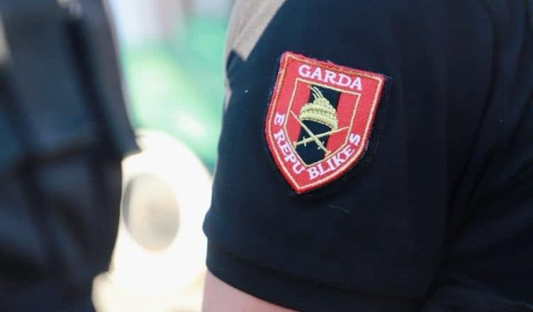 Tiranë, gardisti i jep fund jetës me armën e shërbimit