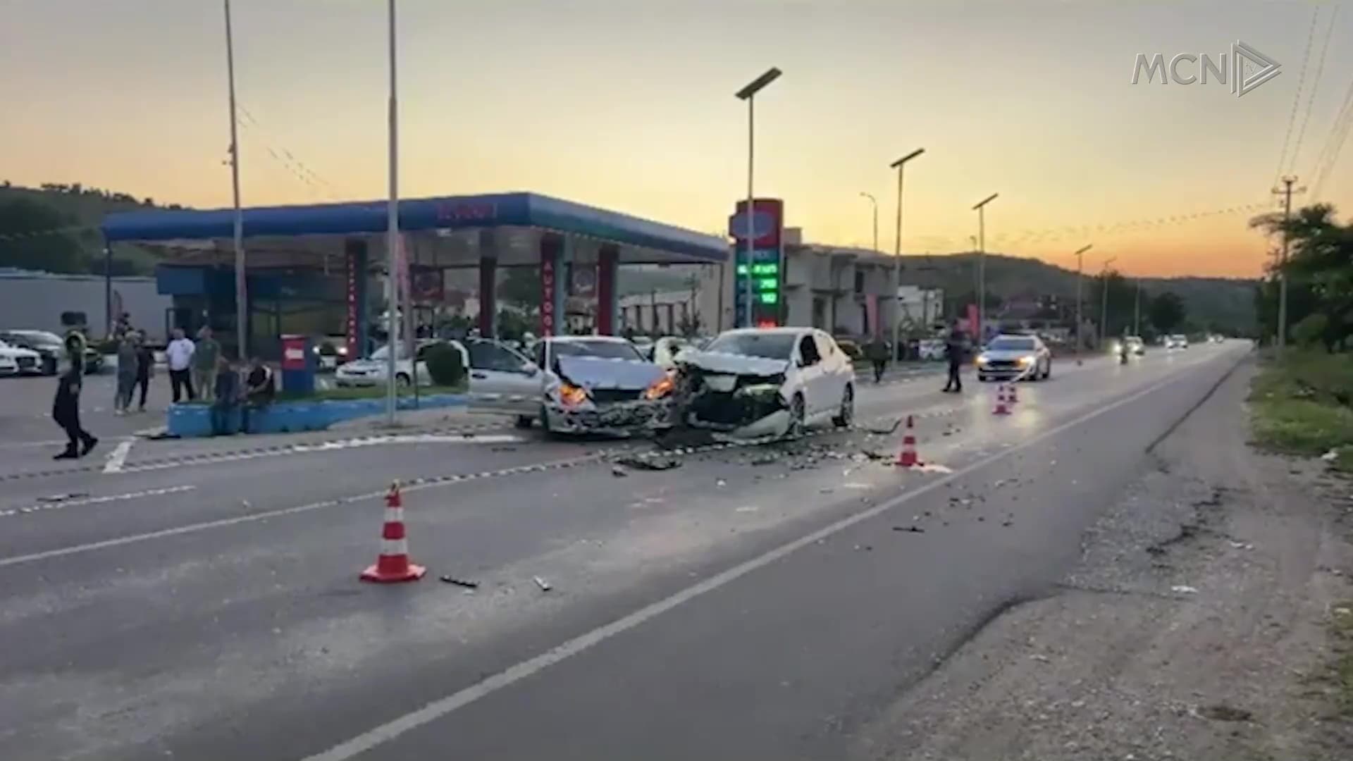 Plagosen dy agjentë të policisë / Korçë, efektivët u përplasen me makinë nga kamarieri që shiste drogë (VIDEO)