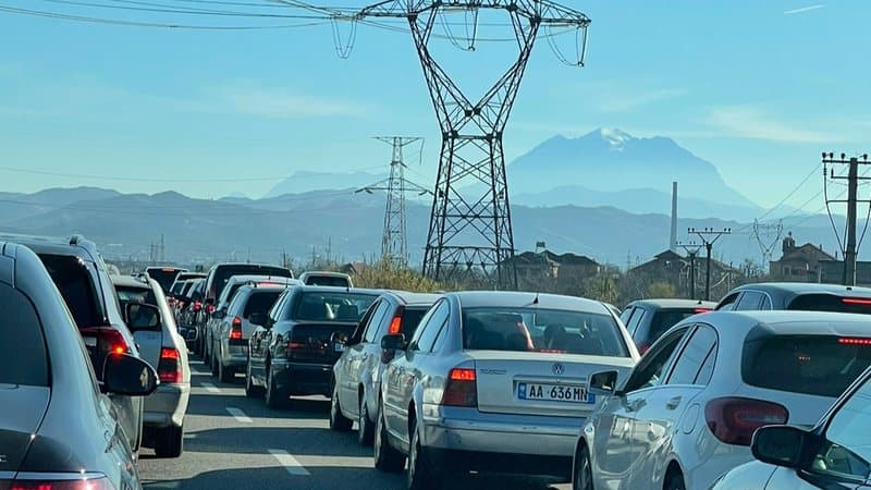 Fundjava në juglindje, radhë kilometrike në hyrje të Elbasanit