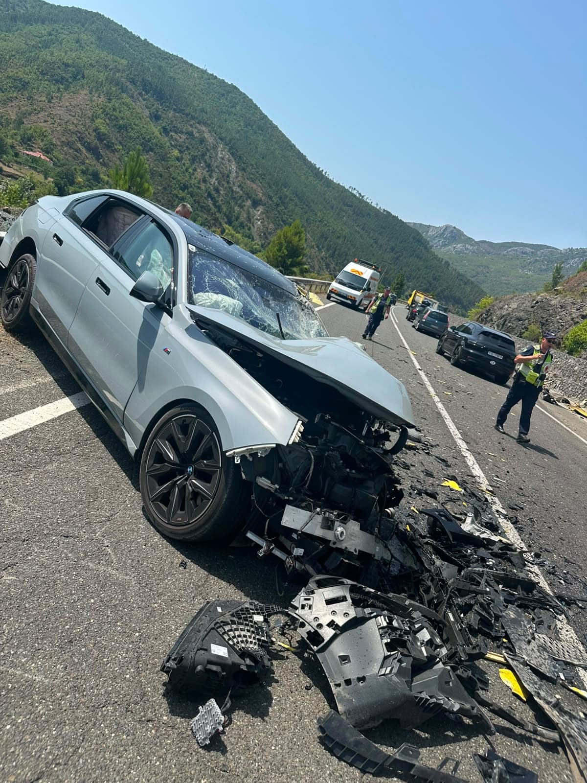 Makina me targa të Kosovës përplaset me kamionin në Rrugën e Kombit, plagosen katër persona