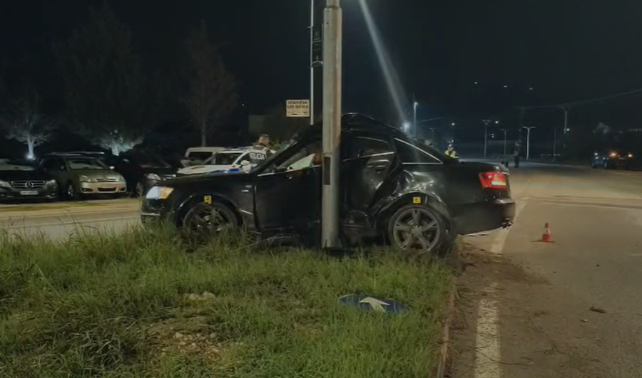 Humb kontrollin e automjetit e përplaset me shtyllën, humb jetën 82-vjeçari në aksin Çermë-Divjakë