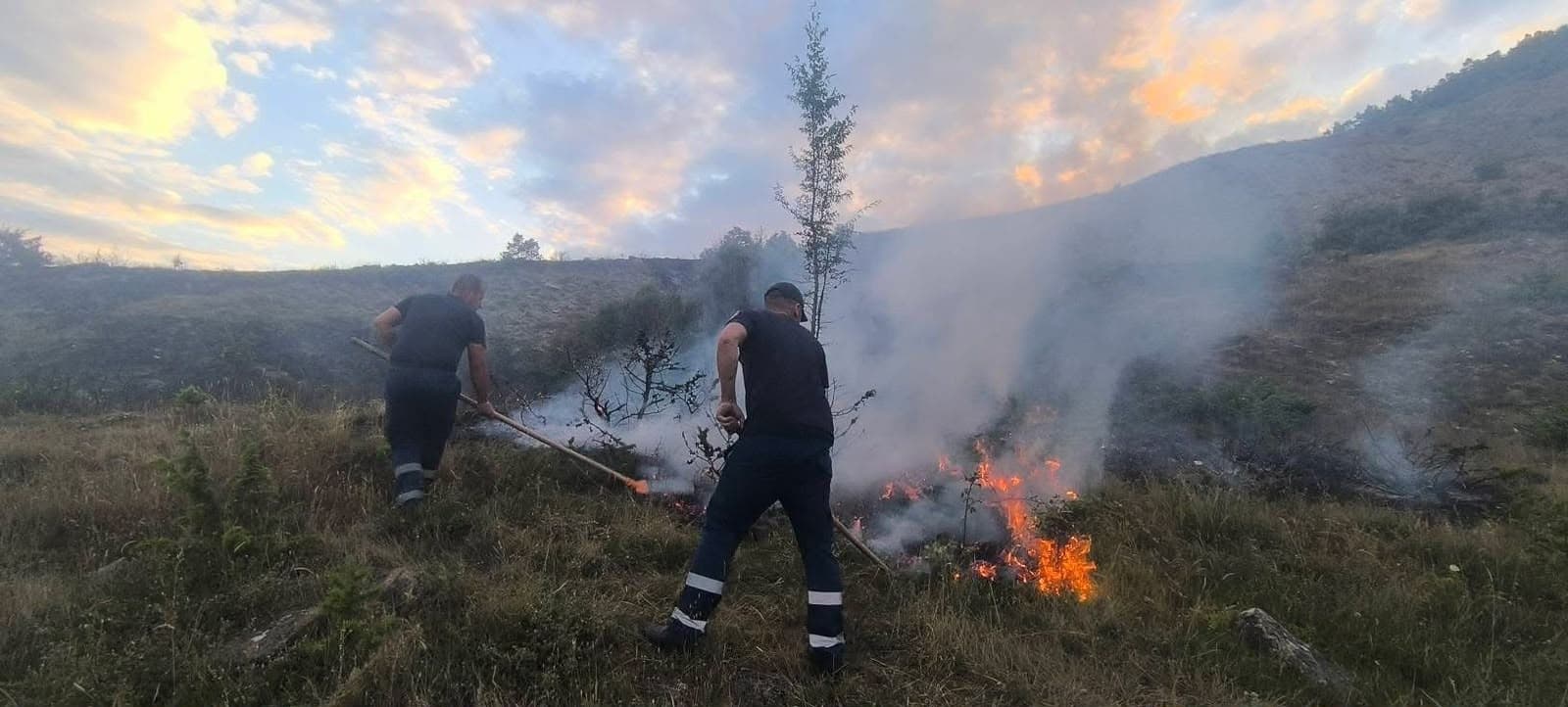 Zjarri në fshatin Opar në Maliq, digjen dy banesa të pabanuara