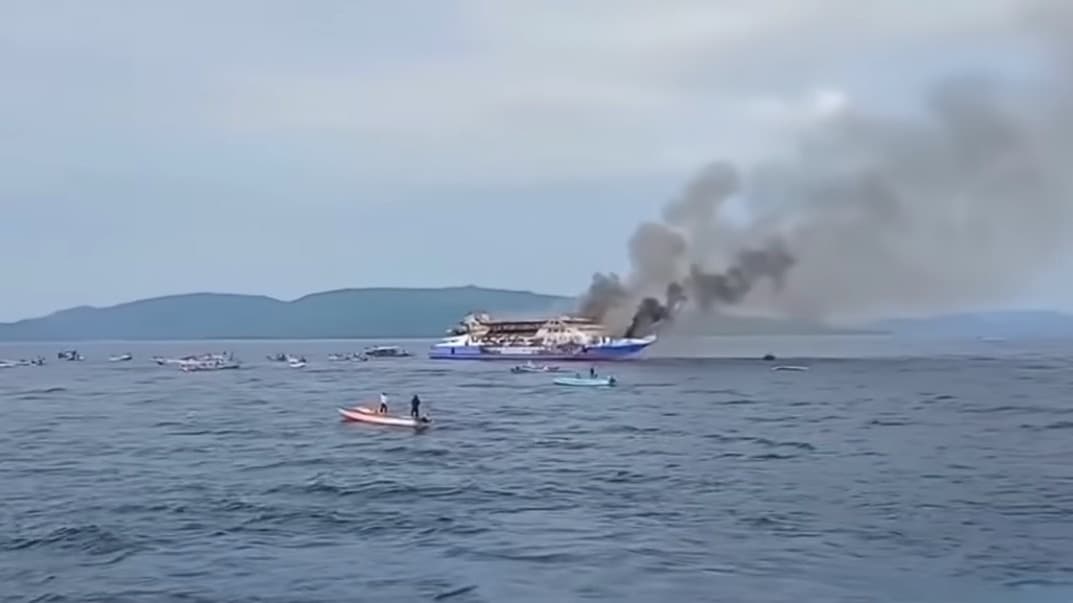 Zjarr në anije, pesë të vdekur dhe 41 të zhdukur në Indonezi