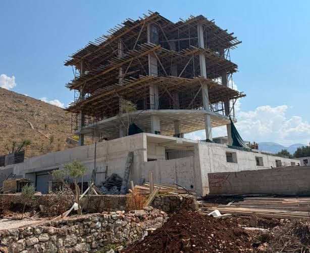 Ndërtimi 5 kate pa leje në Qeparo, pezullohet zinxhiri drejtues i Policisë së Himarës