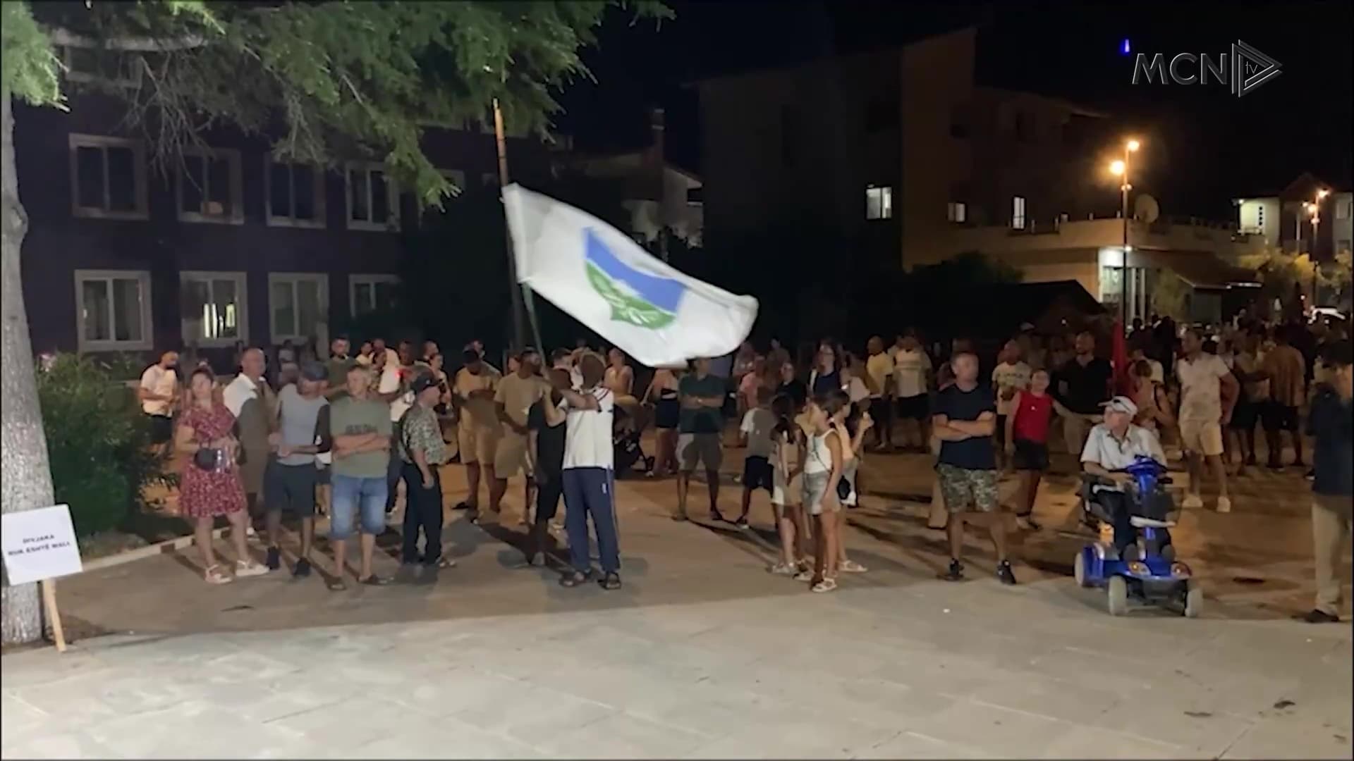 “Kërkojnë të grabisin resurset natyrore” / Divjaka prej 10 ditësh radhazi në protestë kundër shkrirjes së bashkisë (VIDEO)