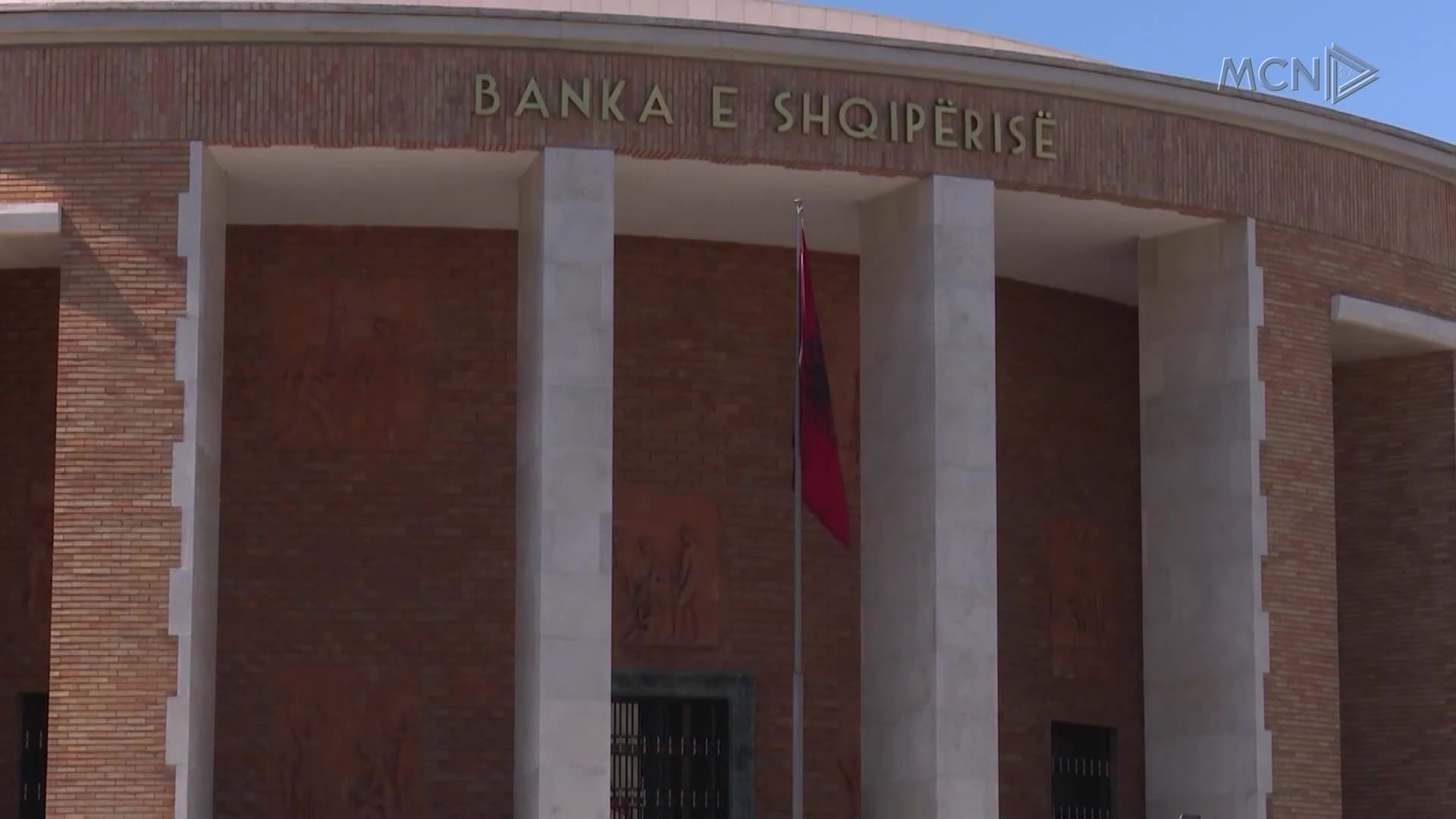 Ulen fitimet e bankave / Të ardhurat nga komisionet dhe nga interesat shumë të larta (VIDEO)