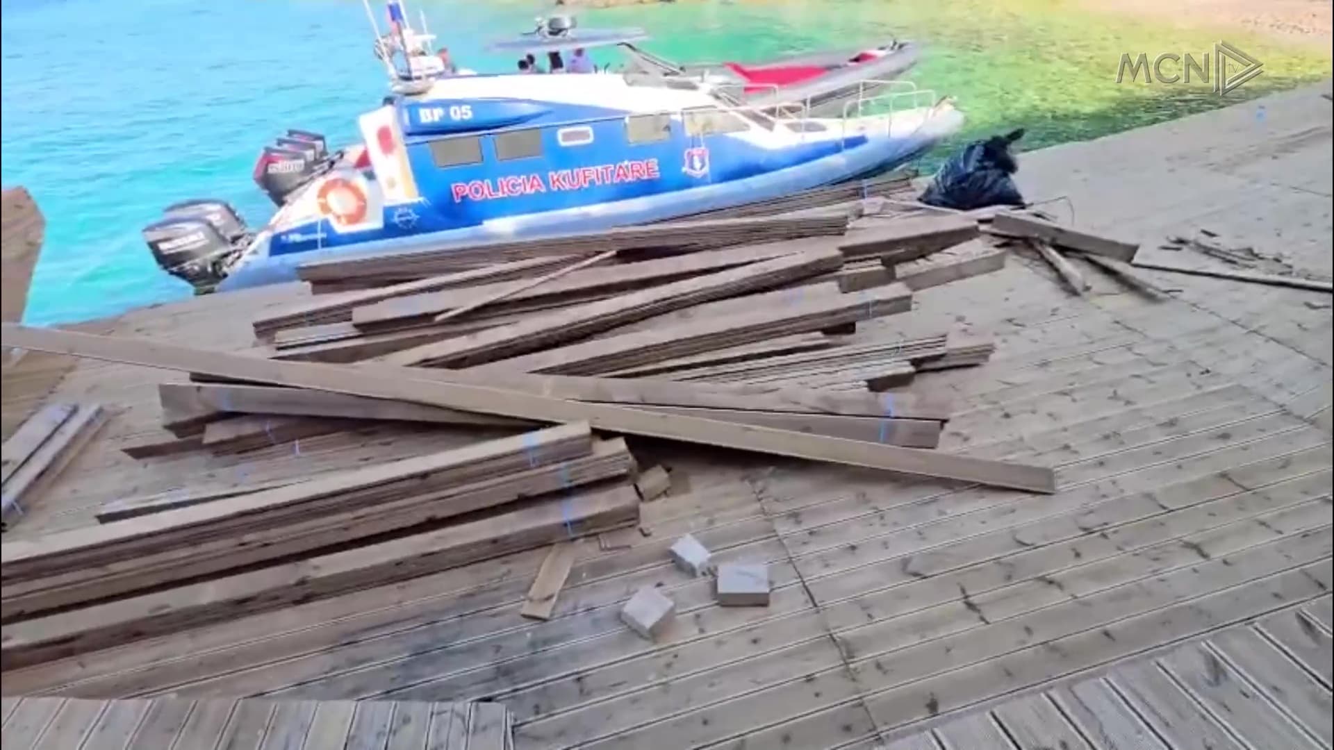 Ndërtim pa leje me “bekimin” e AKZM / Shembet beach bar në Karaburun 4 muaj pas konstatimit (VIDEO)