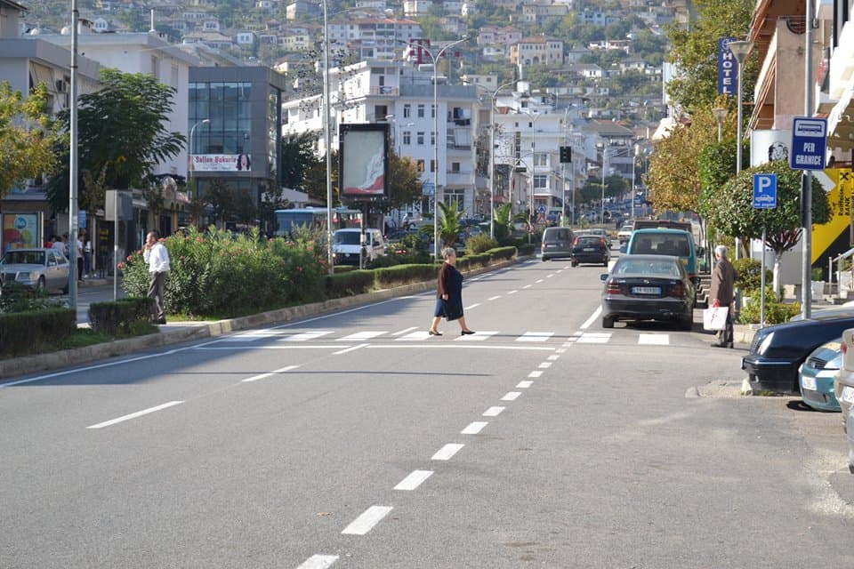 Gjirokastër, makina përplas këmbësoren