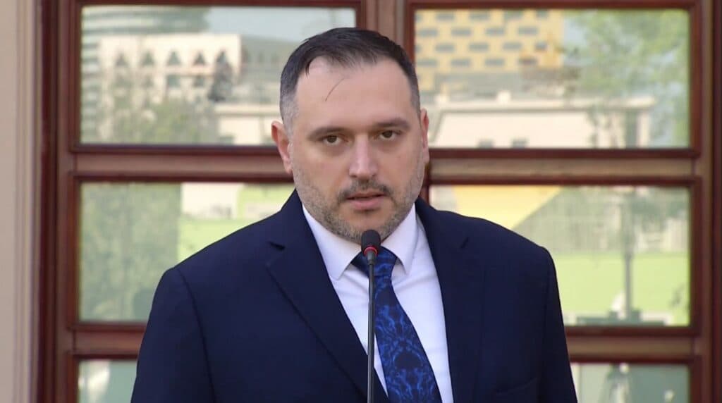 Ministri i Mbrojtjes pranon përfshirjen e truprojave në sherrin e Vlorës