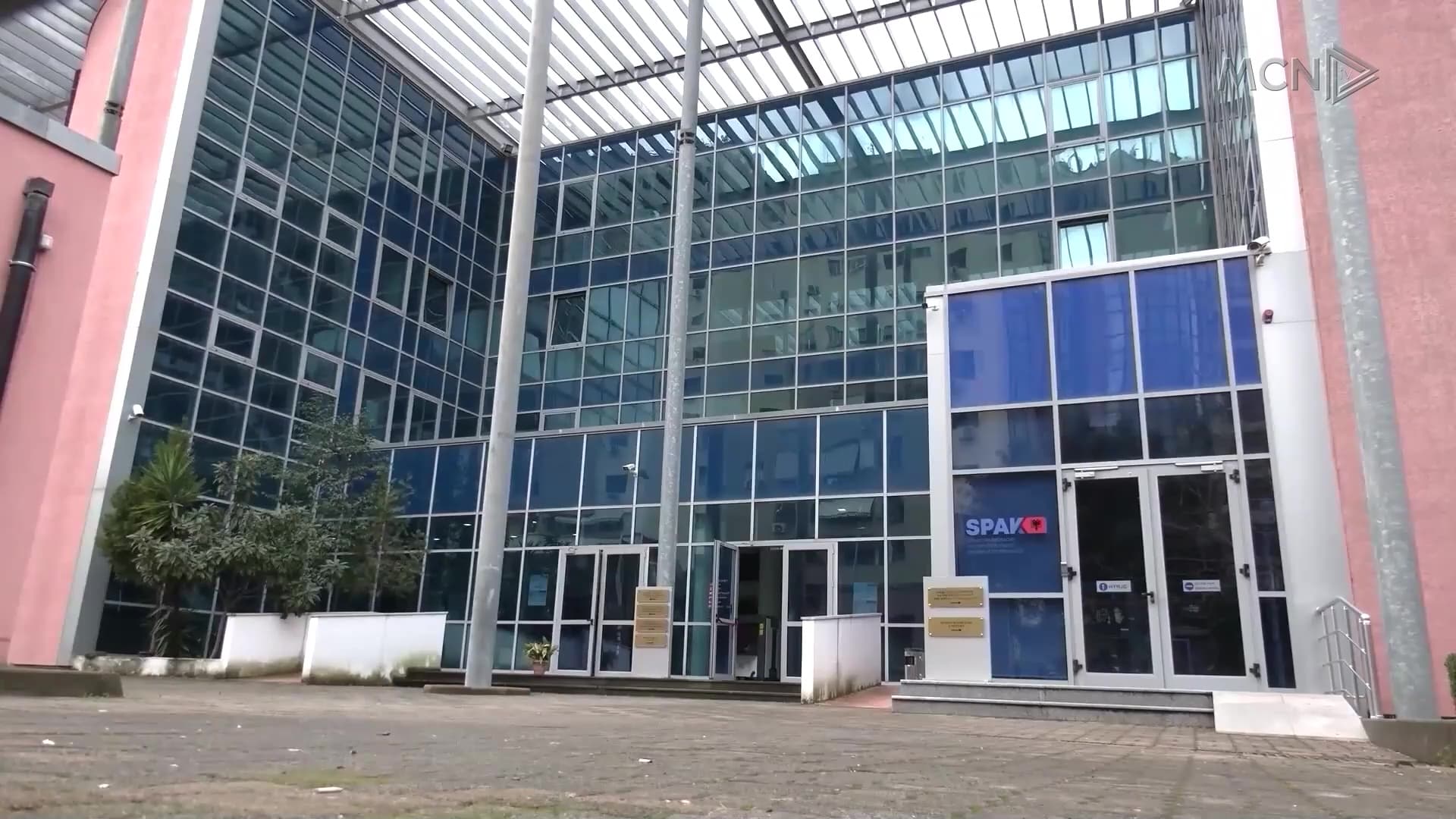 Mashtronin europianët përmes call center / SPAK ekzekuton masat e sigurisë për 8 persona (VIDEO)
