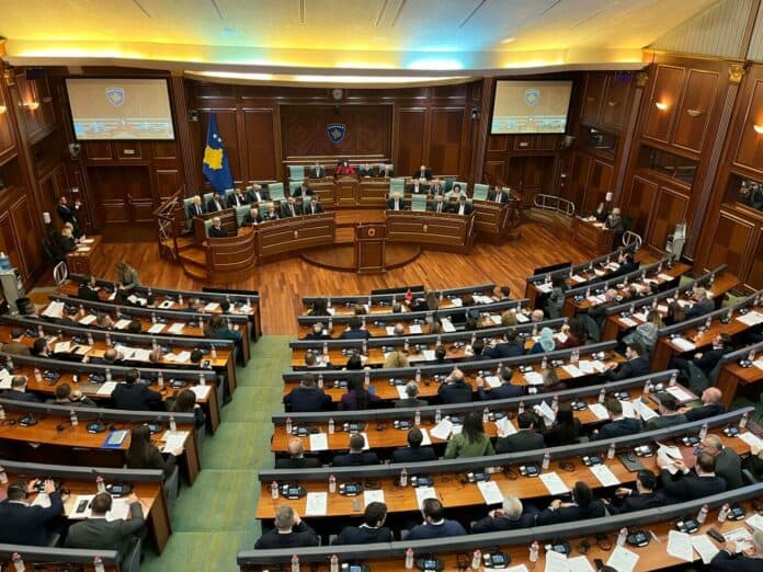 Mblidhet sot Kuvendi i Kosovës/ Deputetët votojnë Deklaratën për Aktgjykimin e Speciales