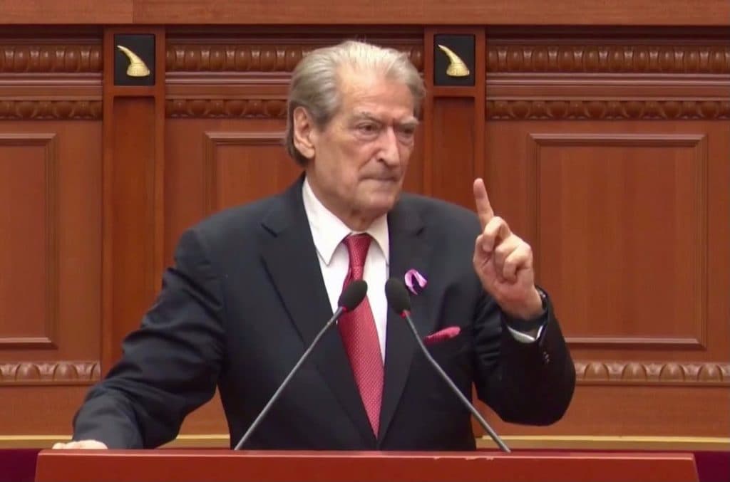 Debate për “Territorialen” në Kuvend/ Berisha akuza ndaj Tom Doshit: Po bën presion dhe pazare për votat