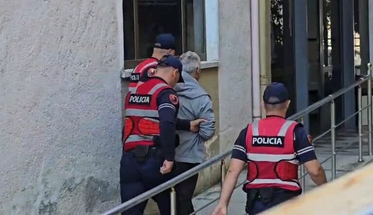 Fier/ Dyshohet se ngacmoi nxënësen 13 vjeçe, lihet në burg mësuesi 60- vjeçar