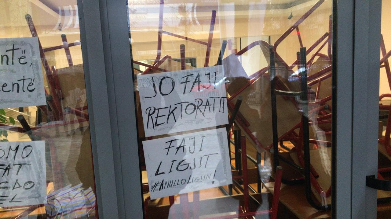Studentët ndryshojnë formën e protestës, ngujohen nëpër fakultete (FOTO)