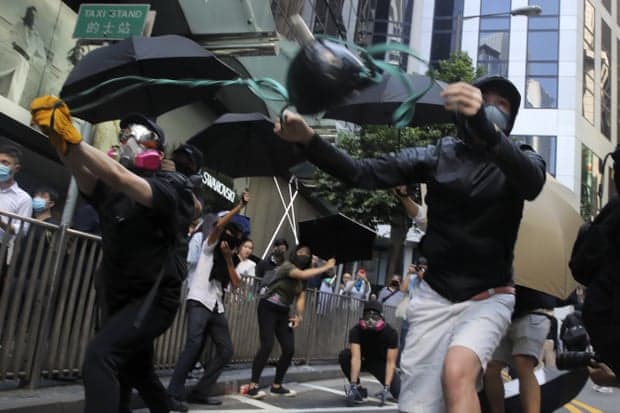 Protesta të dhunshme në Hong Kong/ Dy persona në gjendje kritike