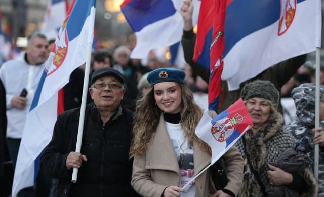 Serbët mbushin sheshin për ta pritur, Putin: Kur jemi bashkë, fitorja është e jona