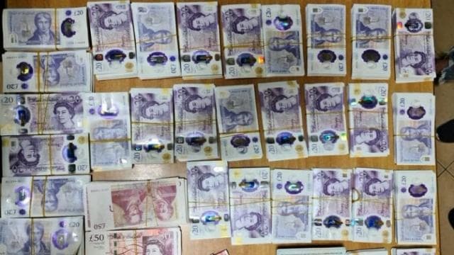 Policia i sekuestron 67 mijë paund në Rinas një 63-vjeçari