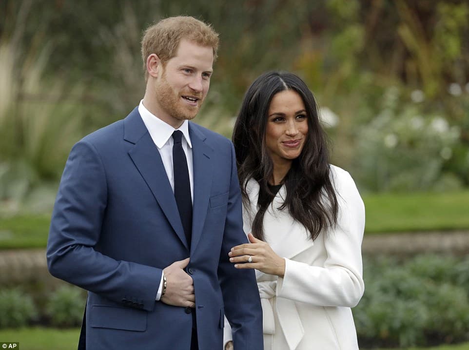 Princi Harry shpall fejesën me Meghan Markle (VIDEO)