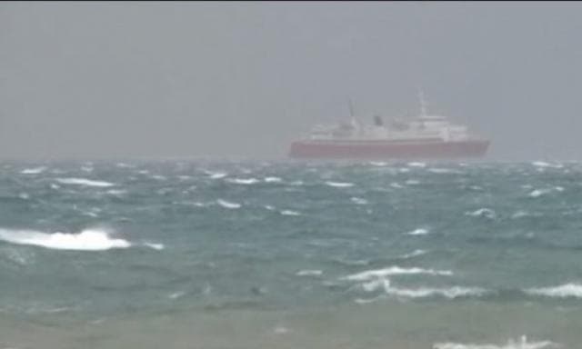 Moti i keq/ Pezullohet lundrimi në Portin e Vlorës