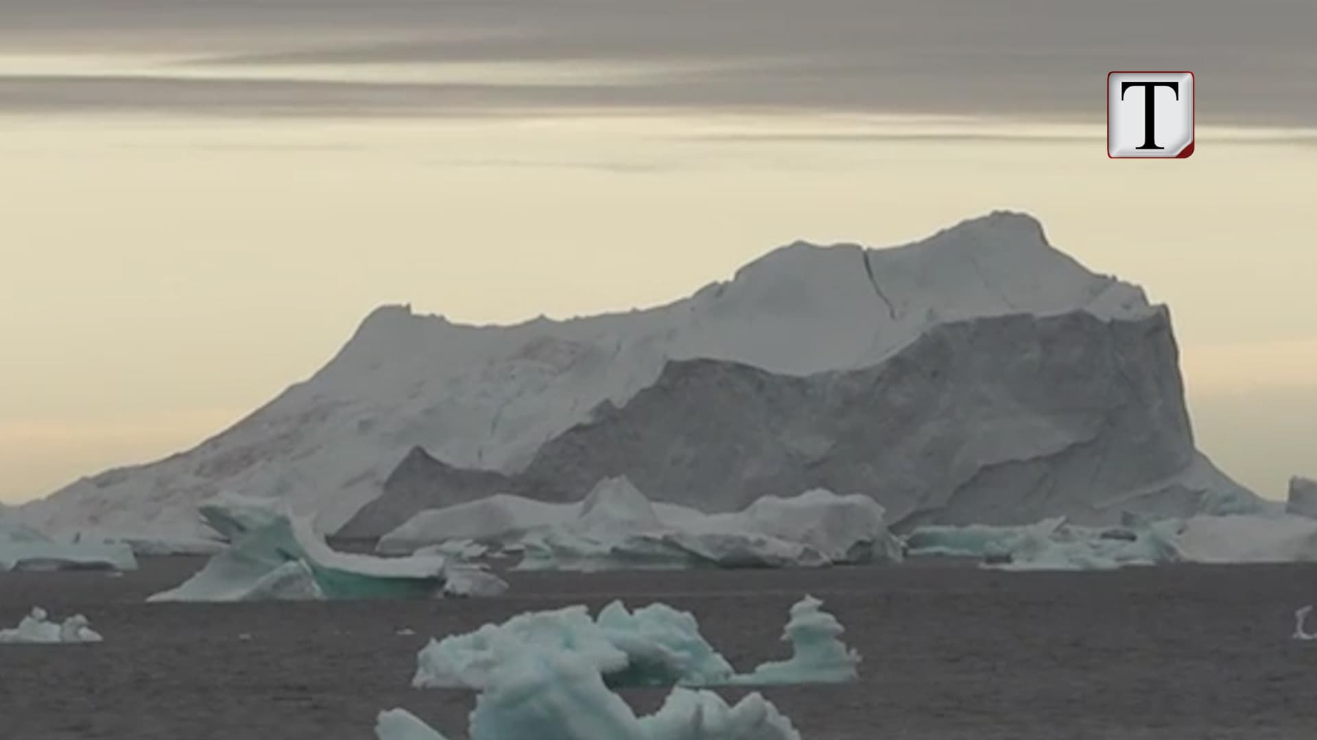 Ajsbergu gjigand kërcënon 170 banorët në Groenlandë (VIDEO)