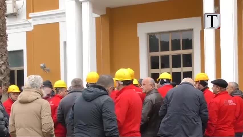 Ballsh, zjarrfikësit e naftës në protestë (VIDEO)