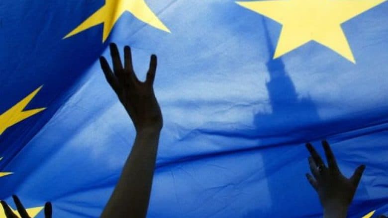 Vizat i detyrojnë kosovarët të marrin nënshtetësinë serbe