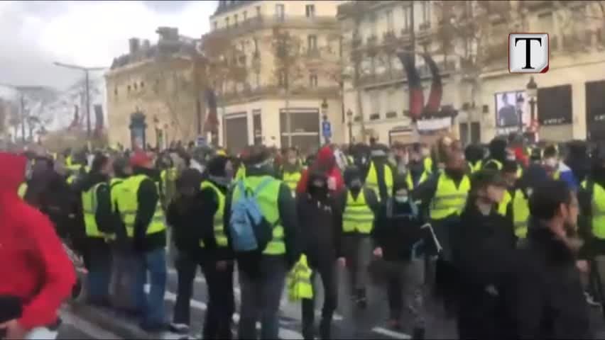 Blindohet Parisi, jelekët e “verdhë” përplasen me policinë (VIDEO)