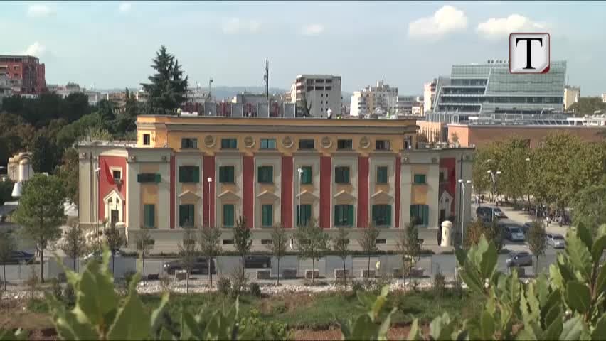 Bllokohet sërish trafiku pranë sheshit “Skënderbej” (VIDEO)